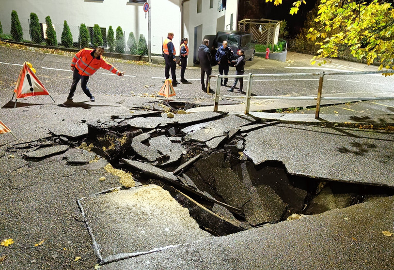 La route s'est affaissée à l'endroit de la rupture de la conduite. (Photo : Raphaël Broquet)