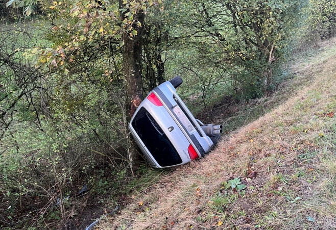 Le véhicule qui a glissé sur la route a terminé sa chevauchée contre un arbre. (Photo: police cantonale)