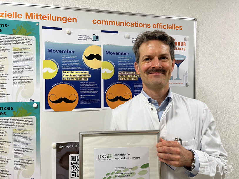 Le Professeur Roland Seiler-Blarer, médecin-chef à la clinique urologie au Centre hospitalier Bienne, arbore fièrement sa moustache #Movember.