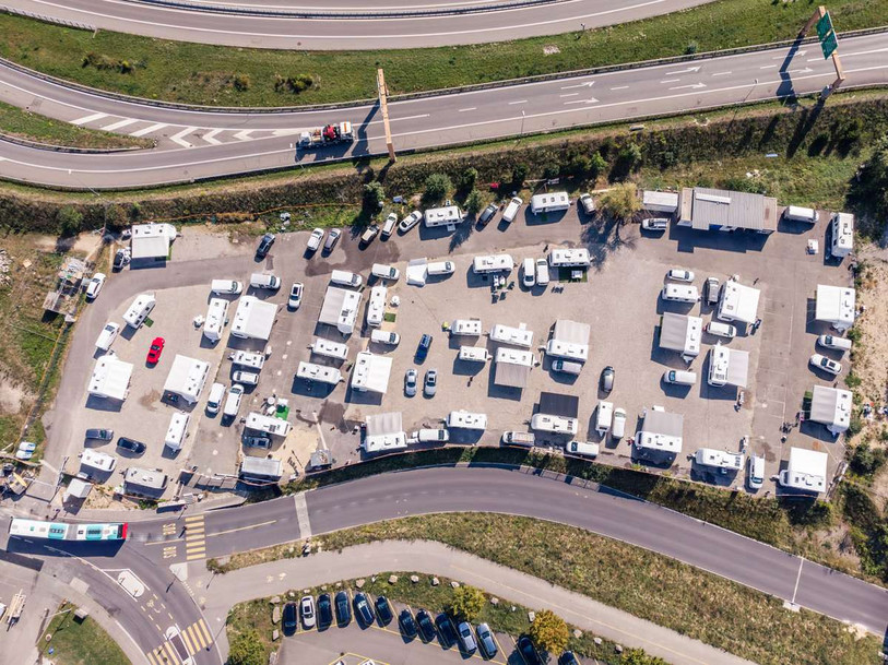 L’aire de transit aux Champs-de Boujean à Bienne peut accueillir une quarantaine de caravanes à la fois (Source : Gassmann / Dominik Rickli)
