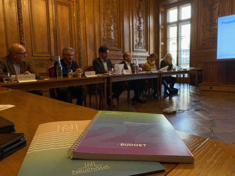 Le Conseil communal in corpore a présenté mercredi le budget 2024, déficitaire mais jugé solide. (Photo: Ville de Neuchâtel)