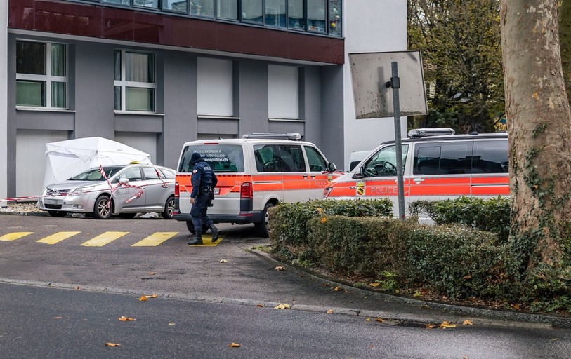 Un important dispositif de police a rapidement été mis en place jeudi près de la place de la Croix. (Photo : Gassmann / Dominik Rickli).