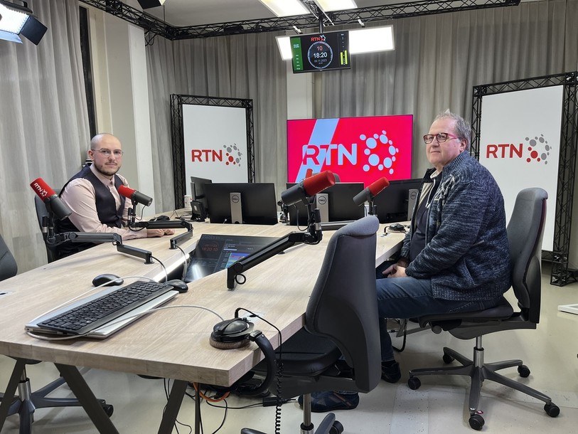 Evan Finger (à gauche), membre de l’association « Oui à Basse-Areuse » et Stéphane Keller, membre du comité boudrysan « Non à Basse-Areuse », ont ouvert le débat jeudi soir.