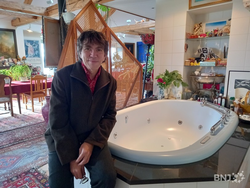 Robert Bouvier devant son jacuzzi