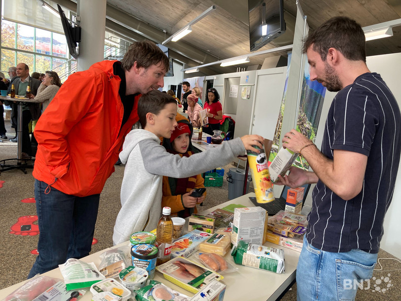 Antoine et ses deux enfants ont pris conscience de l'impact environnemental de certains aliments à la suite des explications de Quentin Füeg de la fondation Biovision.