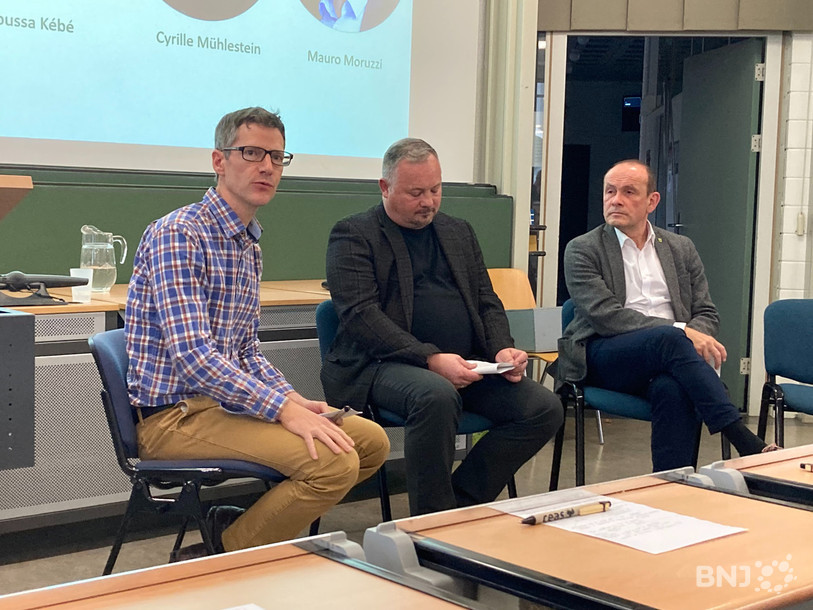Valéry Bezençon, professeur de marketing, Cyrille Mülhestein, insepcteur de la voirie de Bienne, et Mauro Moruzzi, conseiller communal à Neuchâtel, étaient trois des intervenants d'une table ronde organisée samedi à l'Université de Neuchâtel à laquelle participait également Moussa Kébé du CEAS en direct du Sénégal.&nbsp;