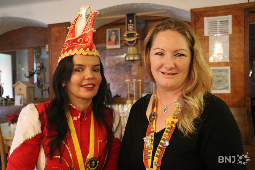 Catalina 1re, princesse Carnaval, et Anne Müller, responsable communication de la guilde du Carnaval de Bienne.