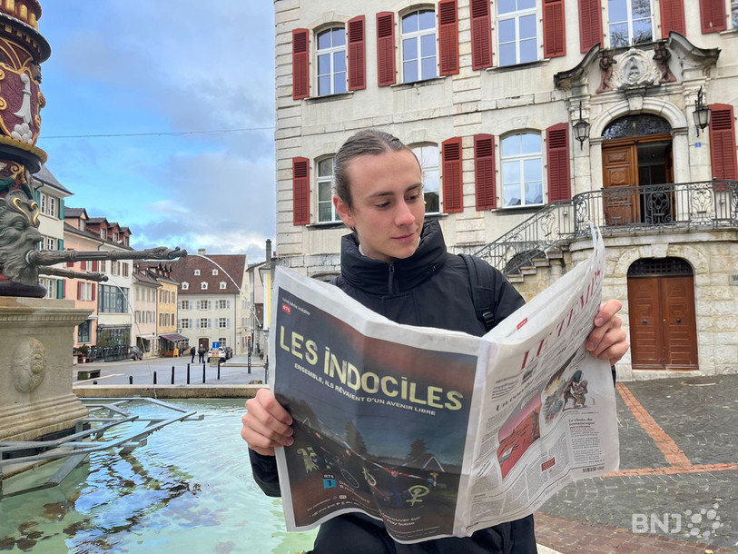 Marinel Mittempergher devant l’Hôtel de ville de Delémont où une scène des Indociles a été tournée.