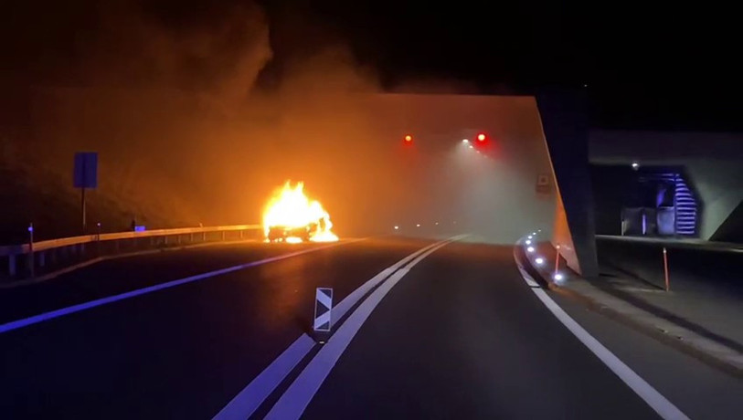 Une voiture a pris feu vendredi sur l'autoroute A16 peu après le tunnel de Choindez en direction de Delémont. (Photo: Police jurassienne)