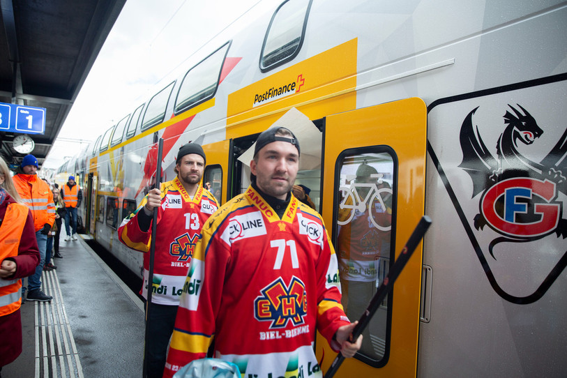 Les joueurs du HC Bienne Yanik Burren et Luca Hischier ont participé à l'inauguration du train en compagnie de joueurs des trois autres clubs. (Photo: BLS)