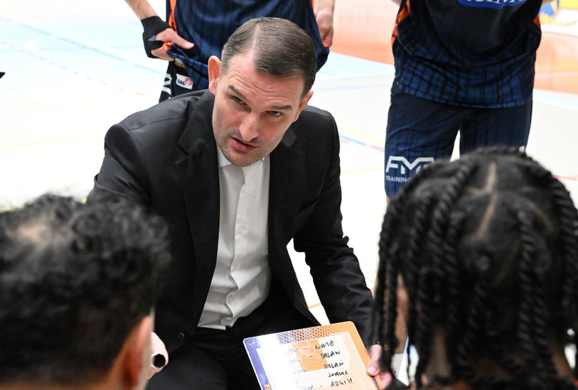 L'entraîneur d'Union Neuchâtel, Mitar Trivunovic, aura cinq matches pour peaufiner sa stratégie avant la reprise du championnat. (photo: Georges Henz)