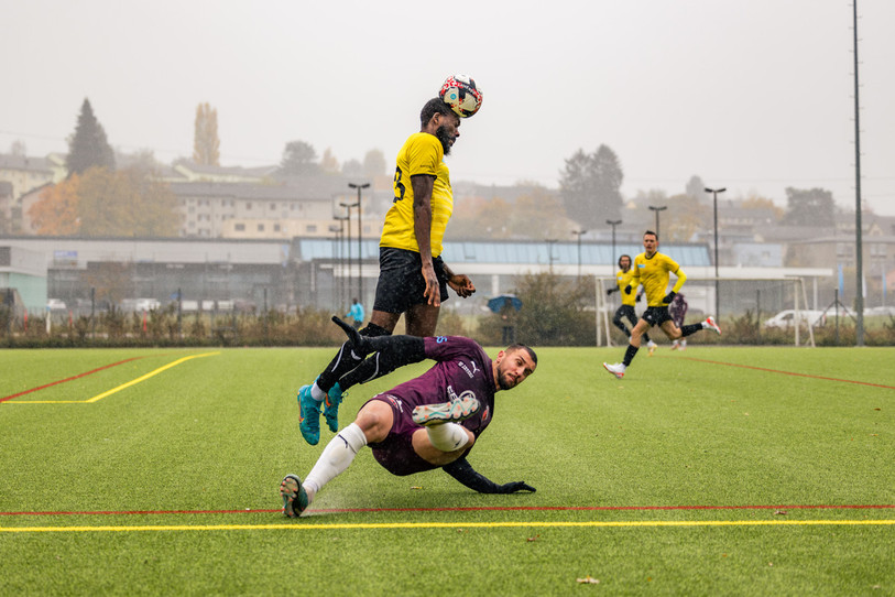 Georges Mbassi gagne son duel mais c'est bien le FC Erguël qui a chuté ce dimanche (photo : Dominik Rickli).