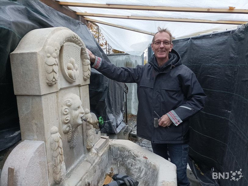 André Vuille donne une seconde jeunesse à la fontaine de la paix.