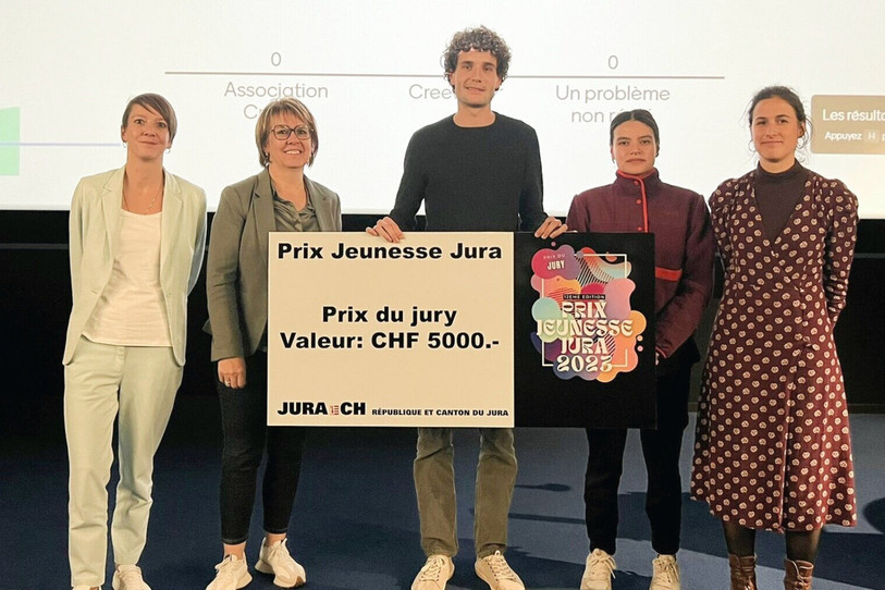 Jules Fleury a remporté le Prix jeunesse Jura 2023 avec son association Cramia. De gauche à droite Ayla Yalcin, Nathalie Barthoulot, Jules Fleury, Lorena Stadelmann et Samantha Ramos. (Photo : jura.ch)