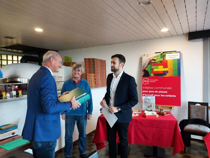 Ahmed Muratovic (à droite) et André Vallat (président du PS Val-de-Ruz, au centre) ont remis les 1'637 signatures à Jean-Claude Brechbühler ce lundi.
