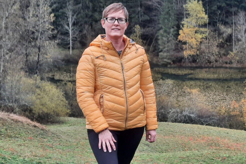 Aline Erard, maire de St-Brais, est adepte de nature et a choisi de se photographier à Bollement (photo : Aline Erard).