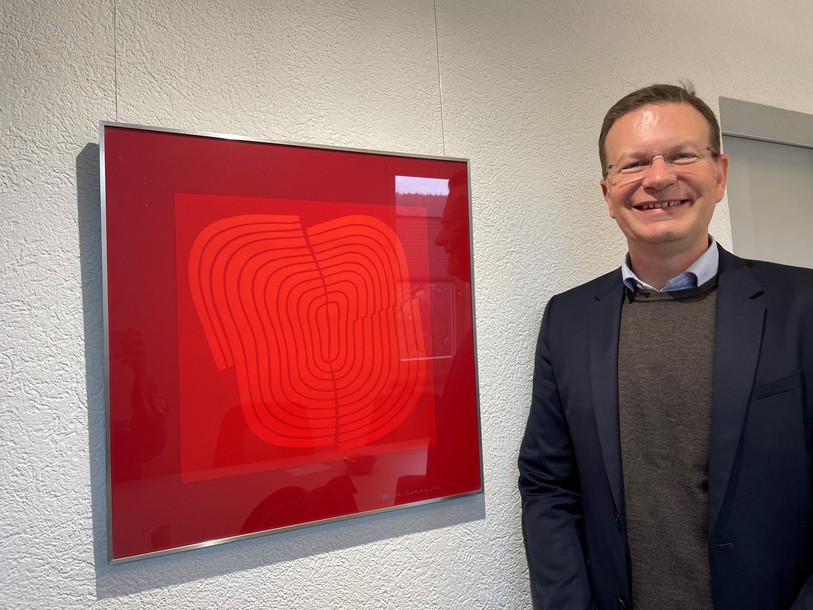 Cédric Bassin, directeur général du Ceff, à côté d'une gravure d'André Ramseyer.