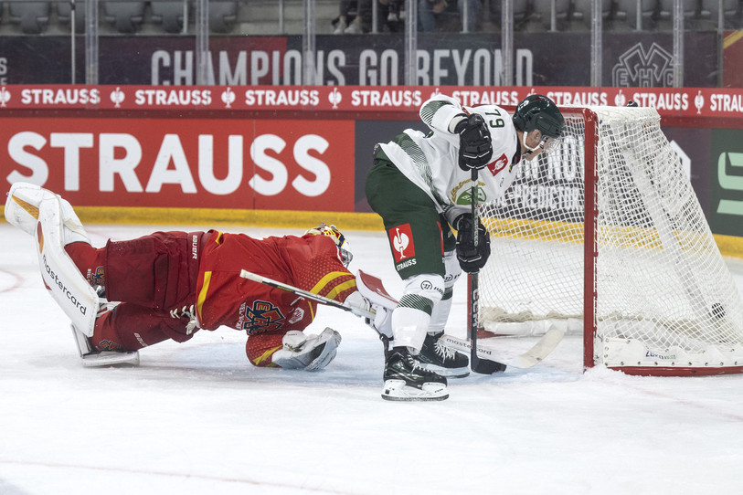 Harri Säteri et le HC Bienne ont été par moments dépassés contre Färjestad. (Photo : KEYSTONE/Peter Schneider)