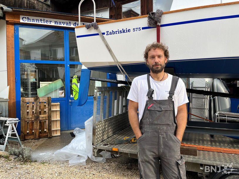 Damien Rossé, propriétaire du Chantier naval du Moulin, pose fièrement devant une de ses dernières créations, récemment exposée au Swiss Boat Show à Genève : le Zabriskie 575.