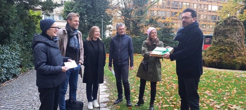 Le groupe d’opposants, dont Bernadette Fülschter (à gauche), remet les signatures à Julien Steiner, vice-chancelier.