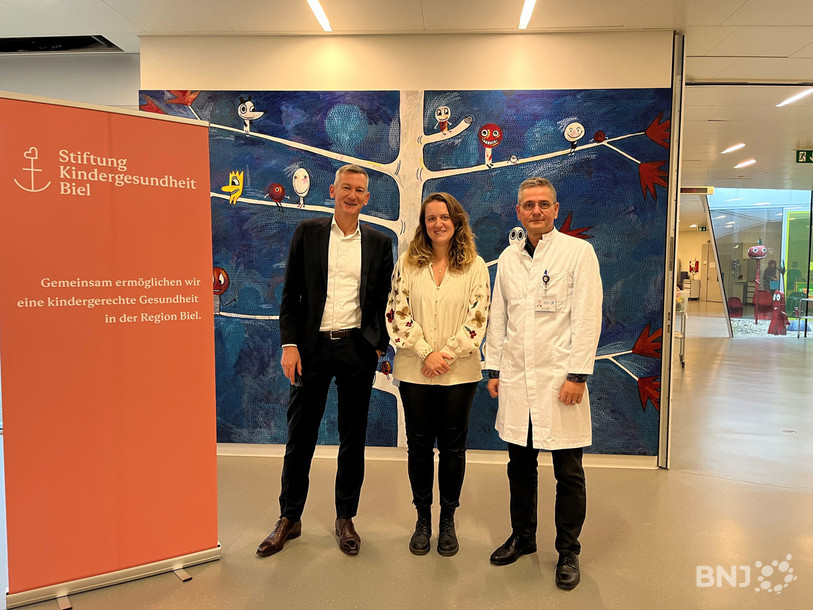 De gauche à droite, le conseil de fondation formé par son Président, Kristian Schneider, CEO du CHB, sa responsable du bureau, Julie Plodeck et un de ses membres, Rodo von Vigier, médecin-chef en pédiatrie au CHB.