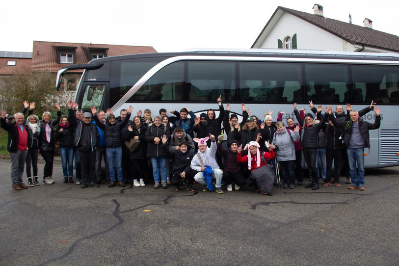 Environ 10% des habitants de Rebeuvelier prennent le bus pour une marche gourmande de la St-Martin. Photo : Yannick Georges