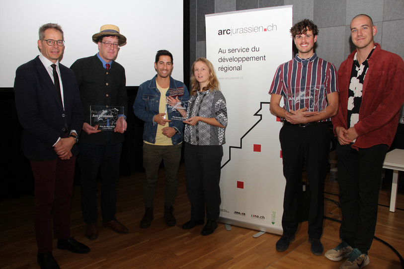 Tous les lauréats du Prix de l’Arc jurassien posent en compagnie de David Eray, le président de l’association arcjurassien.ch et du jury. (Photo : arcjurassien.ch)