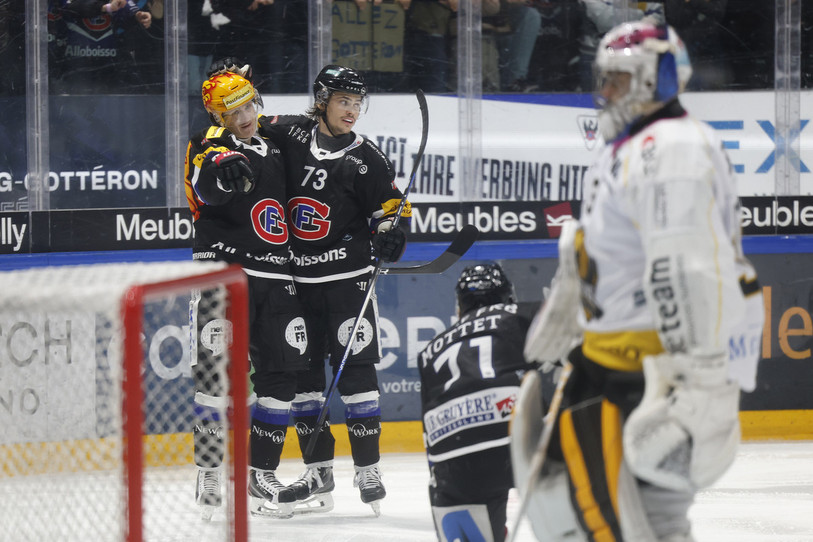 Le gardien Noah Patenaude a vécu ses débuts en National League vendredi soir à Fribourg avec le HC Ajoie (photo : KEYSTONE/Peter Klaunzer).