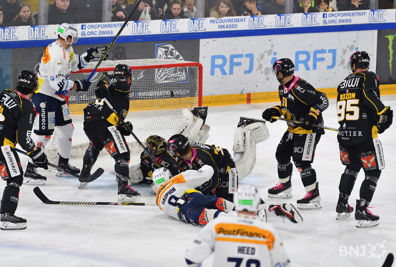 Sur cette scène confuse, Ambrì ouvre le score. (Photo : Georges Henz).
