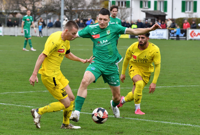 Les duels ont été nombreux sur un terrain difficile, comme ici entre l'attaquant du FCC Antoine Rossé et les joueurs du FCB Axel Gester et Siyar Batgi (photo : Georges Henz).