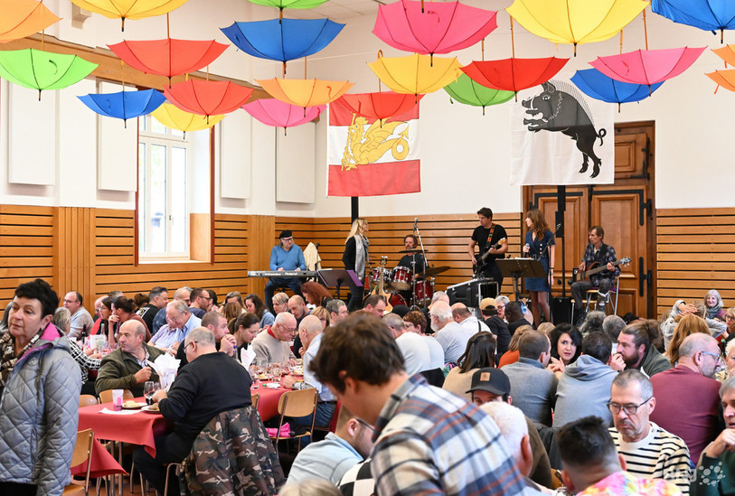 Les parapluies n'étaient pas uniquement accrochés au plafond pour la St-Martin et le Revira mais la fête a été belle tout de même (photo: Georges Henz).