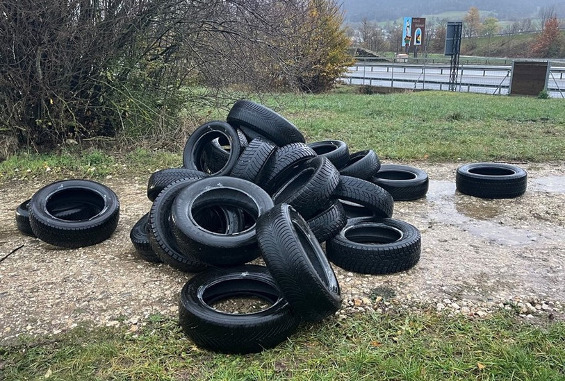 Les pneus ont été déposés sur un petit chemin en gravier. (Photo : Police cantonale jurassienne)