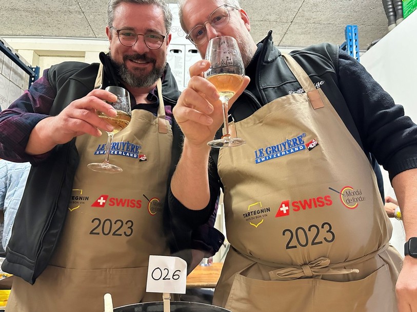 Pascal Louis-Jacquet (à gauche) et Olivier Fahrni ont participé ce week-end au Mondial de Fondue à Tartegnin. (Photo: Olivier Fahrni)