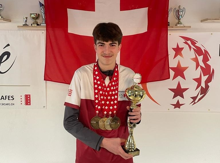 Jonas Ugolini auréolé de ses quatre médailles et de la première place en catégorie Juniors 2023. (Photo : Billard Club Jura)