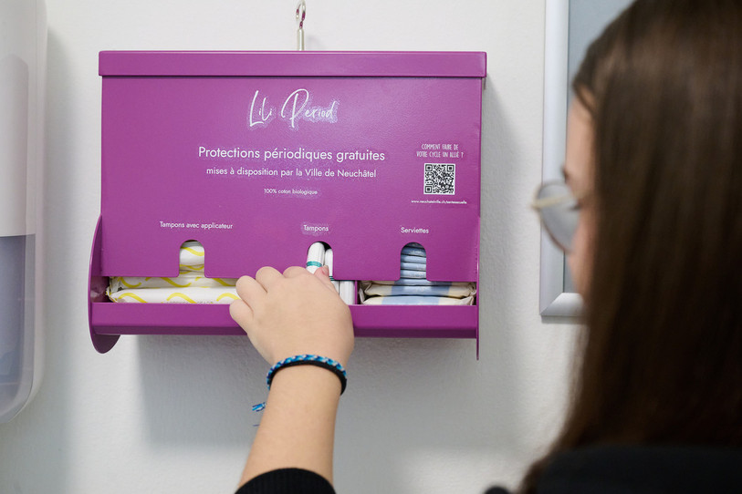 A Neuchâtel, les bâtiments administratifs, sportifs et culturels sont désormais équipés de distributeurs de protections menstruelles gratuites. (Photo : Ville de Neuchâtel - David Marchon)