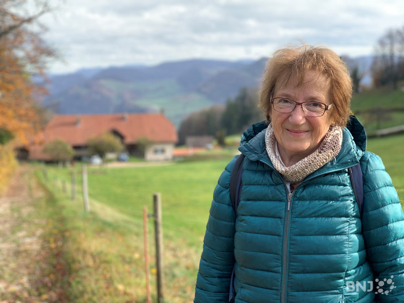 Yvette Petermann, paysanne à la retraite, a vécu plus de 30 ans à la ferme du Petit Brunchenal (en arrière-plan), départ de la balade jurassienne du jour.