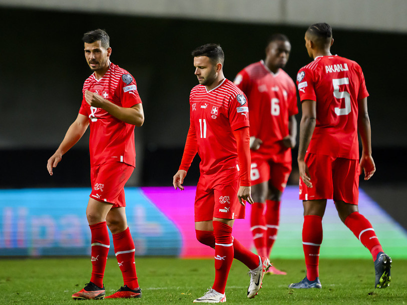 Le dépit des Suisses en fin de match face à Israël lors des qualifications pour l'Euro 2024. (Photo : KEYSTONE/Laurent Gillieron)