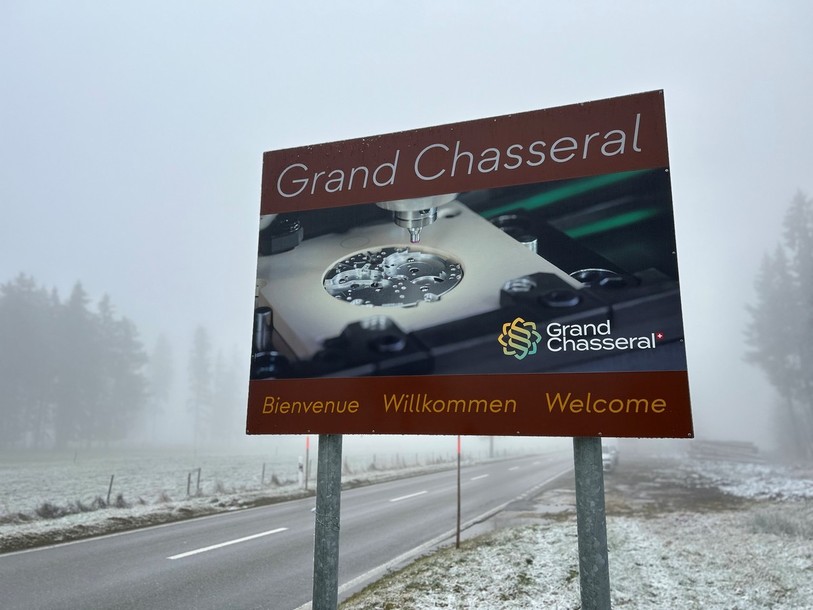 Le premier panneau Grand Chasseral a été posé aux Reussilles.