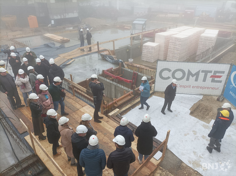 La pose de la première pierre s'est déroulée dans le froid et le brouillard ce mercredi à Saignelégier.