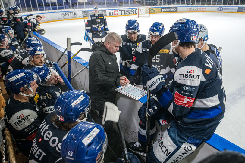 L'entraîneur du HC La Chaux-de-Fonds, Louis Matte, semble avoir trouvé la formule gagnante ces derniers temps. (Photo : Jonathan Vallat)