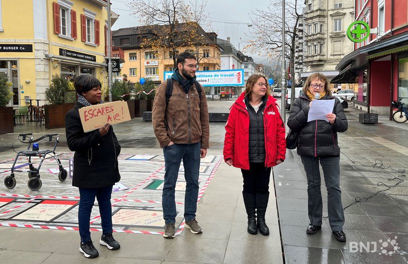 La secrétaire syndicale Claudia Catellani (en rouge) a tenu une conférence de presse en présence de plusieurs soignants.
