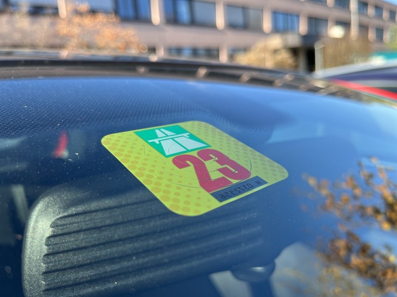 La vignette autocollante reste disponible.