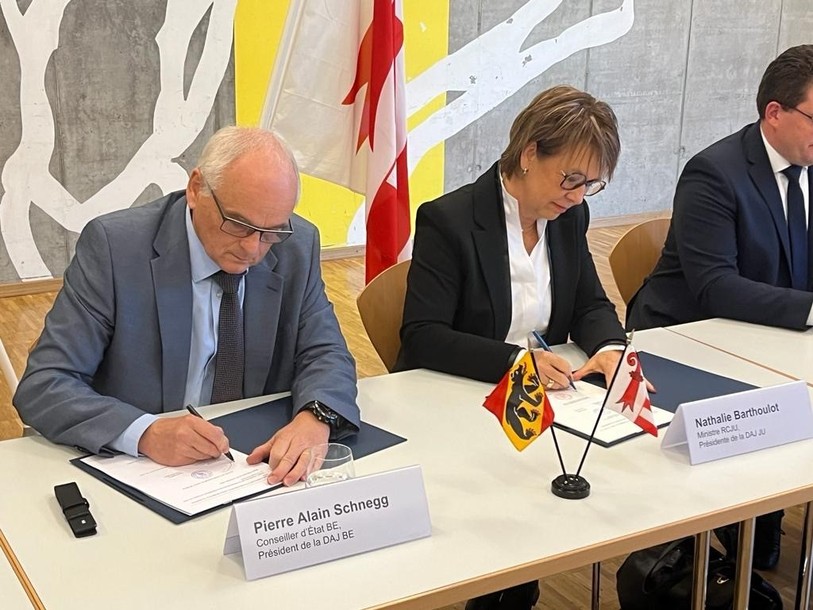 Pierre Alain Schnegg, conseiller d'Etat bernois et Nathalie Barthoulot, ministre jurassienne apposent leurs signatures au Concordat de Moutier.