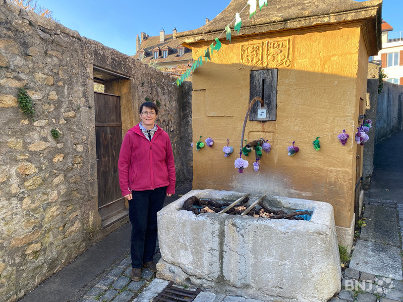 Natacha Aubert inspecte la fontaine du Bugnon à Auvernier. La conseillère communale est membre du jury du concours. 