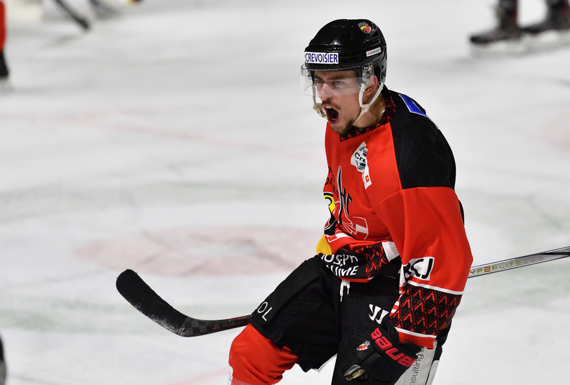 Arnaud Schnegg s'est offert un triplé et a permis au HCFM d'arracher deux points précieux. (Photo : Georges Henz).