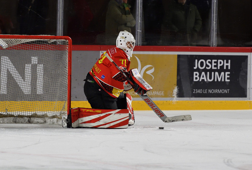 Le HC Franches-Montagnes et son gardien Lucas Gaudreault rentrent avec 3 points. (Photo : archives Georges Henz)
