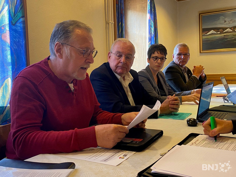 Plusieurs représentants de mouvements et de partis ont exprimé leurs doutes voire leur opposition face au Concordat régissant le transfert de Moutier dans le canton du Jura. De gauche à droite : Patrick Roethlisberger (La Couronne Unie), Jean-Pierre Graber (Force démocratique), Virginie Heyer (PLR JB) et Etienne Klopfenstein (UDC JB). 