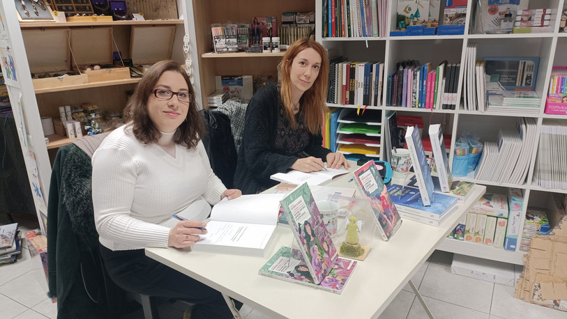 Aurélie Reusser-Elzingre et l'illustratrice Mireille Lachausse ont dédicacé leur nouveau recueil à la librairie Mille et une histoires à Porrentruy. Photo : Mille et une Histoires