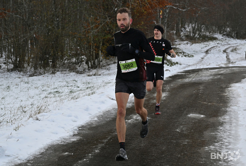 Demian Schaedler a remporté le trail des 7 Lieues de la Course des Pavés à la Neuveville samedi (Photo : Georges Henz).