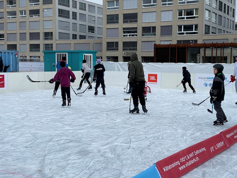 Un coin a été aménagé sur la patinoire de Paradice pour la pratique du hockey sur glace